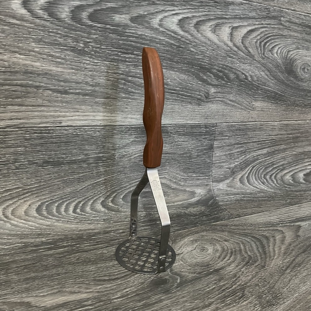 CUTCO 14 Potato Masher Food Press Stainless Steel Classic Brown Handle USA